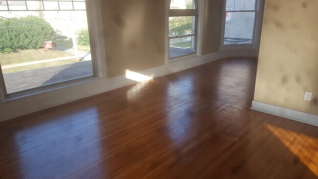 Living Room - 314 E Downer Pl