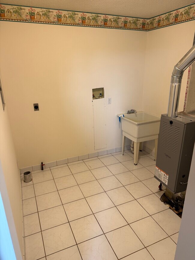 Foto del edificio - 8821 Sams Dr