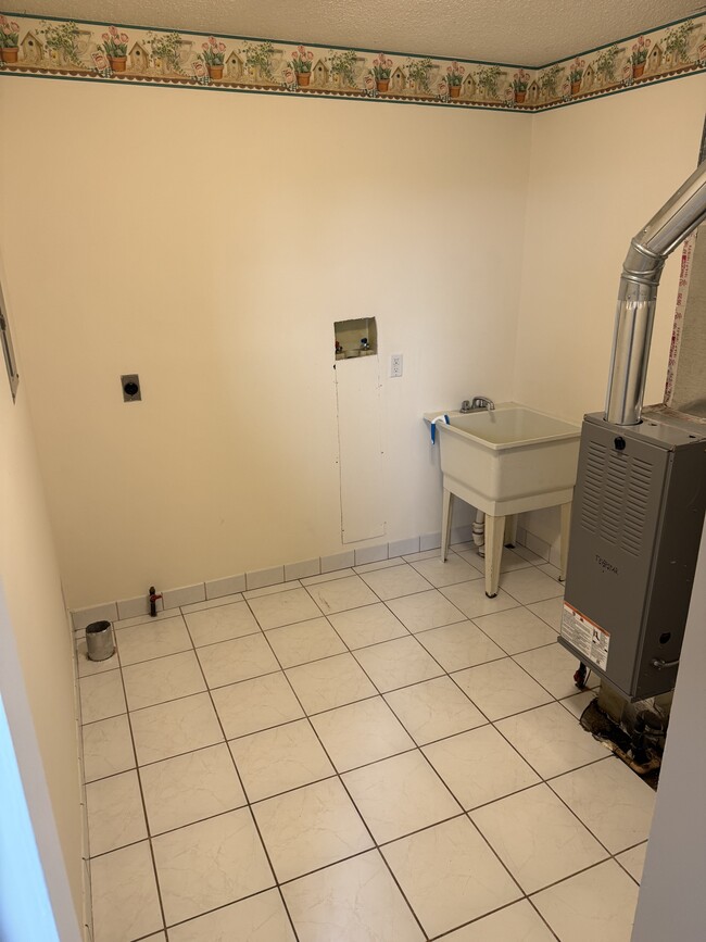 Building Photo - 8821 Sams Dr