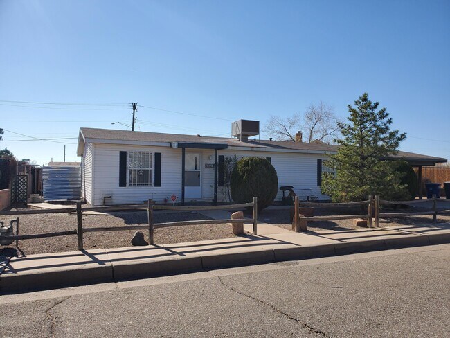 Building Photo - 612 Los Arboles Ave NW