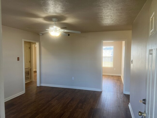 Building Photo - 3 Bed 2 Bath Home