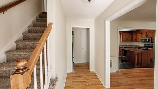 Building Photo - BEAUTIFUL 5 bedroom home with AMAZING outd...