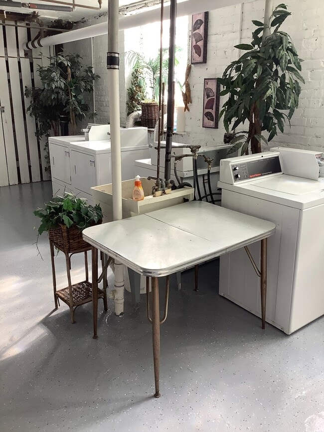 Foto del edificio - Recently Rehabbed Top Floor Portage Park O...