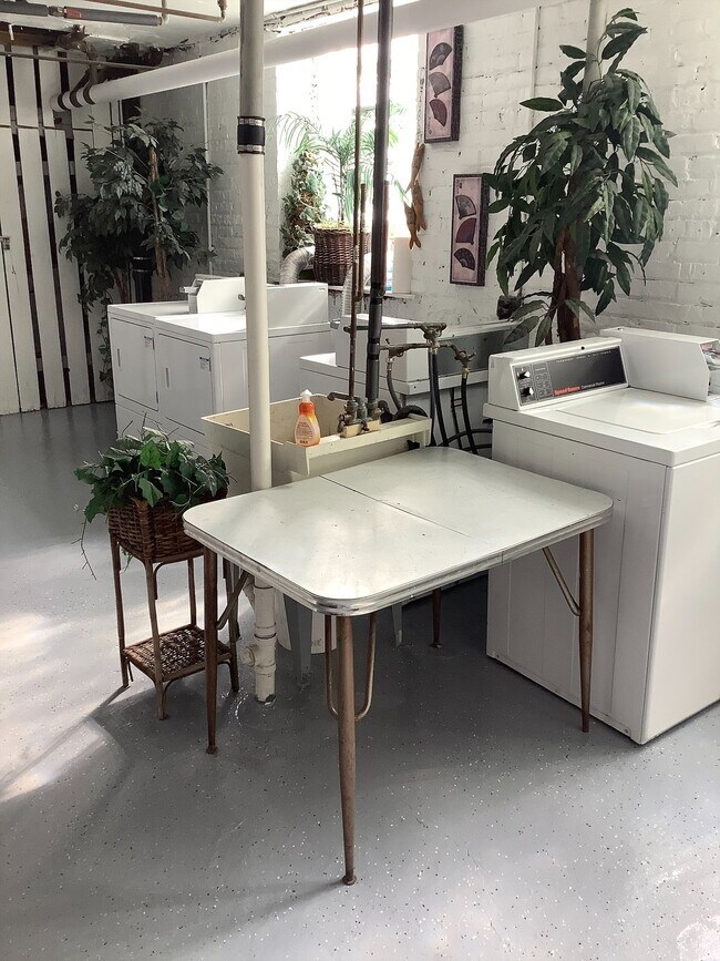 Foto del edificio - Rehabbed Portage Park One Bedroom