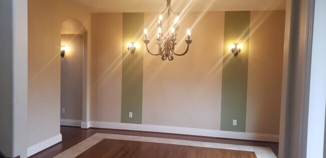 Building Photo - Beautiful 5 bedroom, 3 bath home on the Ea...