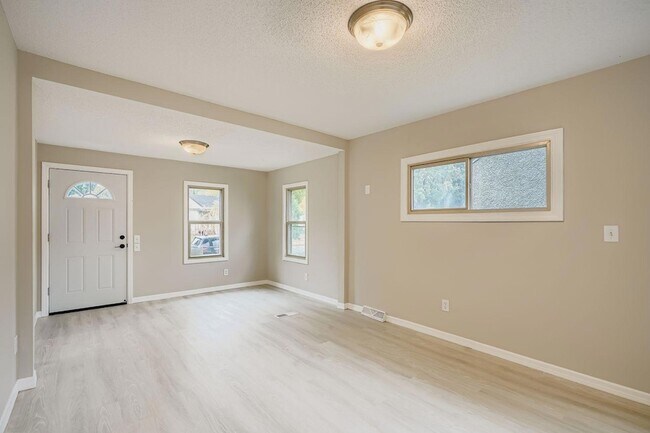 Foto del edificio - 4643 Emerson Ave N