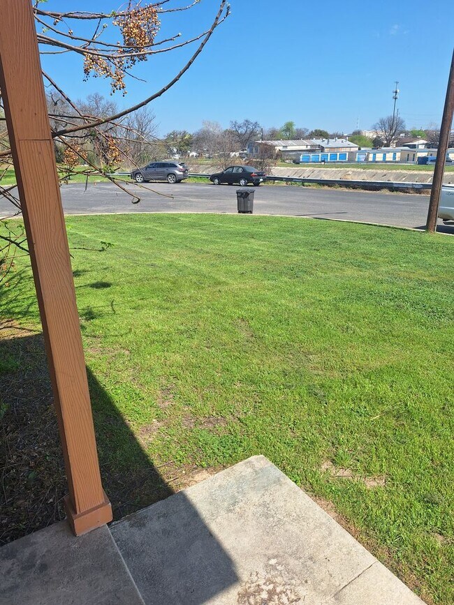 Foto del edificio - 2x1 Less Than $933 Big Yard, Pets OK