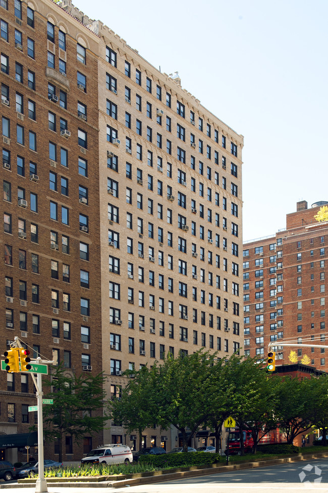 Building Photo - 101 E 95th St
