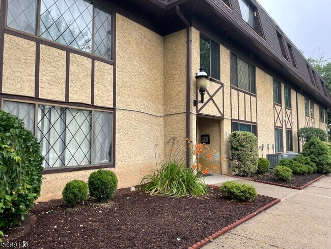 Building Photo - 192 Burnet Ave