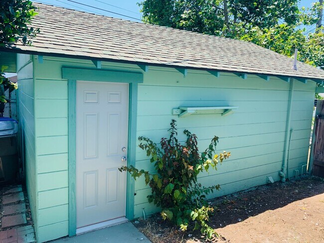Building Photo - 2BR/1BA Single Family Home! 1 Car Detached...