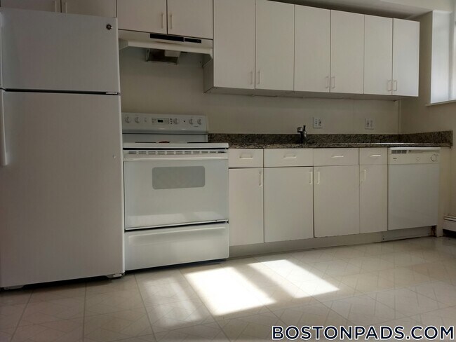 Foto del edificio - 208 Winthrop Rd
