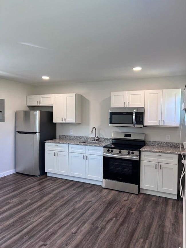 Building Photo - FREE 1 MONTH RENT!! Beautifully remodeled and completed 1 bedroom