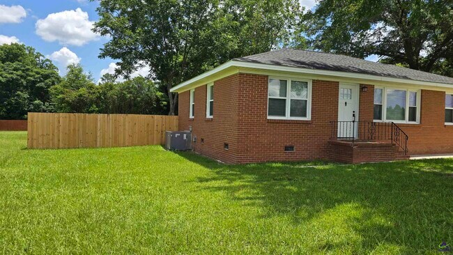 Foto del edificio - 412 N Houston Lake Blvd