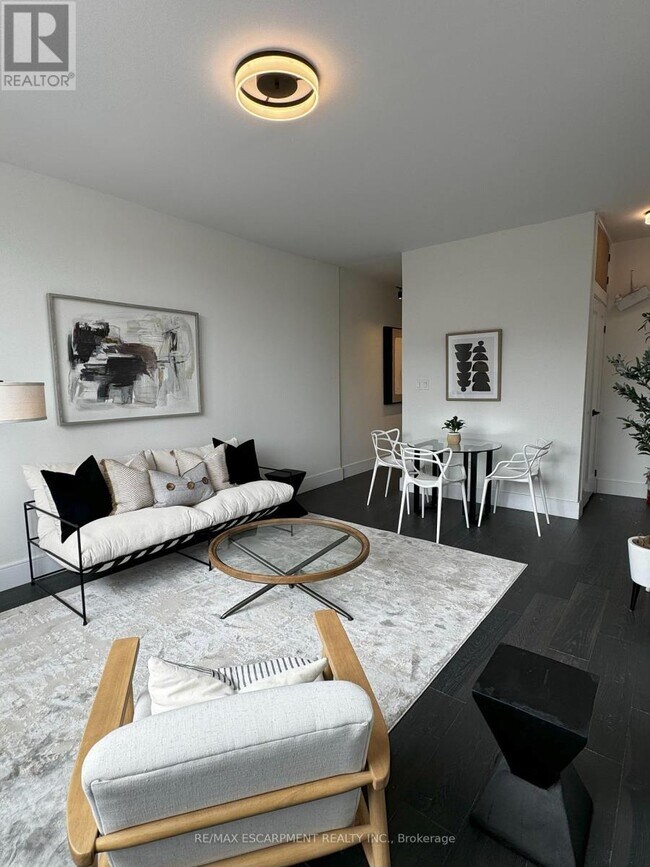 Photo du bâtiment - 7 Barton St E