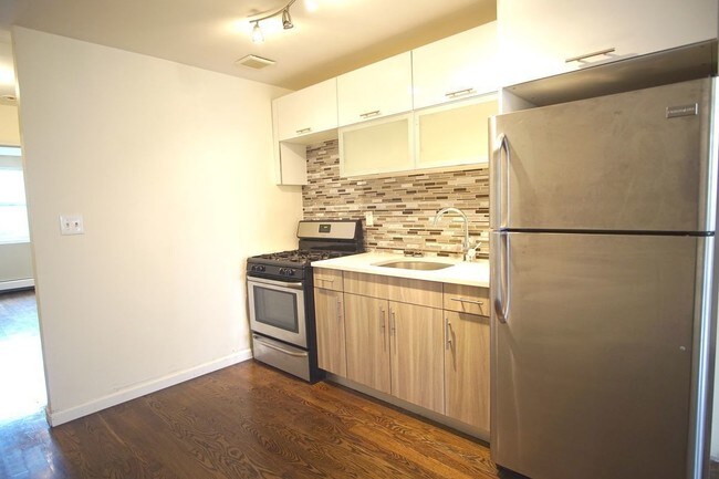 Foto del edificio - 329A Pulaski St