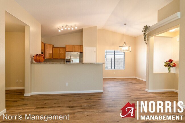 Foto del edificio - 4 br, 2 bath House - 1811 E Wildflower Lane