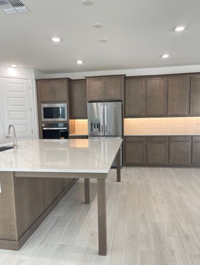Foto del edificio - BRAND NEW 4 BEDROOM HOME IN ALORAVITA