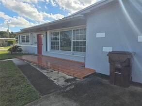 Building Photo - 1560 W 53rd Terrace