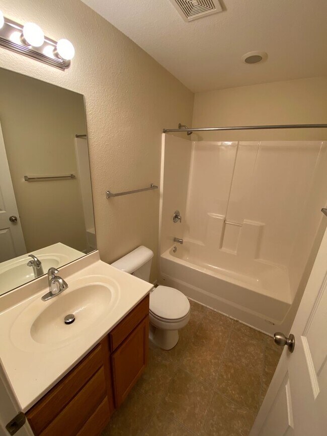 Foto del edificio - Beautiful 3 Bedroom, 2 Bathroom Home