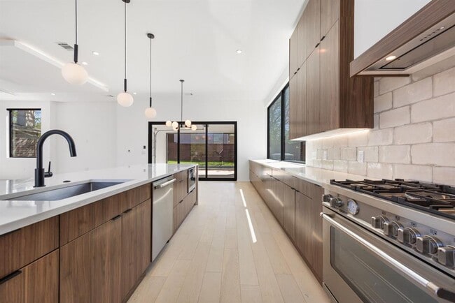 Foto del edificio - 2411 Winsted Ln