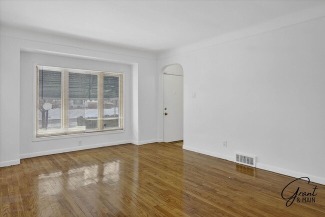 Building Photo - $1300 3 bedrooms