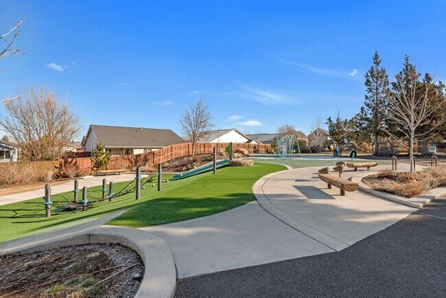 Foto del edificio - Beautiful townhome in Empire Crossing with mountain views!