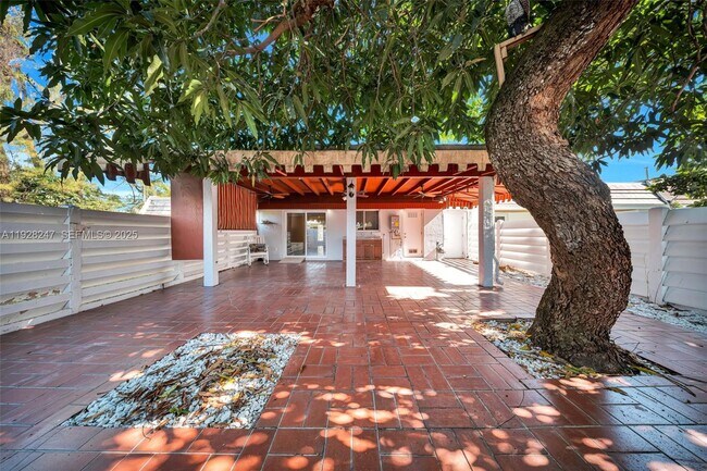 Foto del edificio - 7417 Twin Sabal Dr