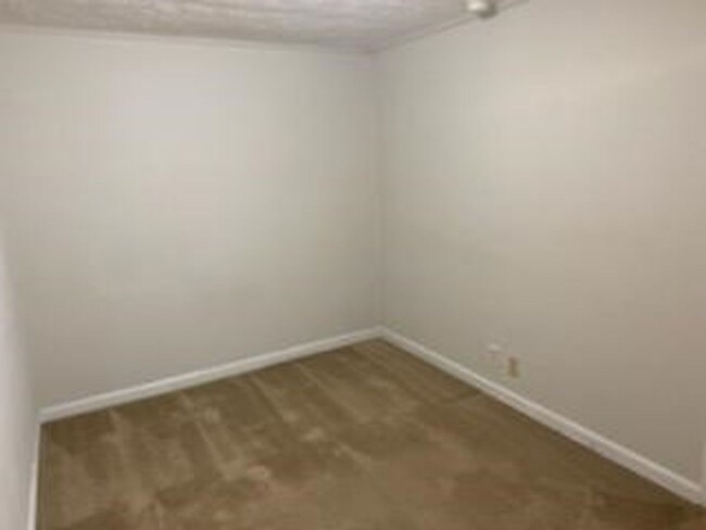 Building Photo - Within Walking Distance to Campus!