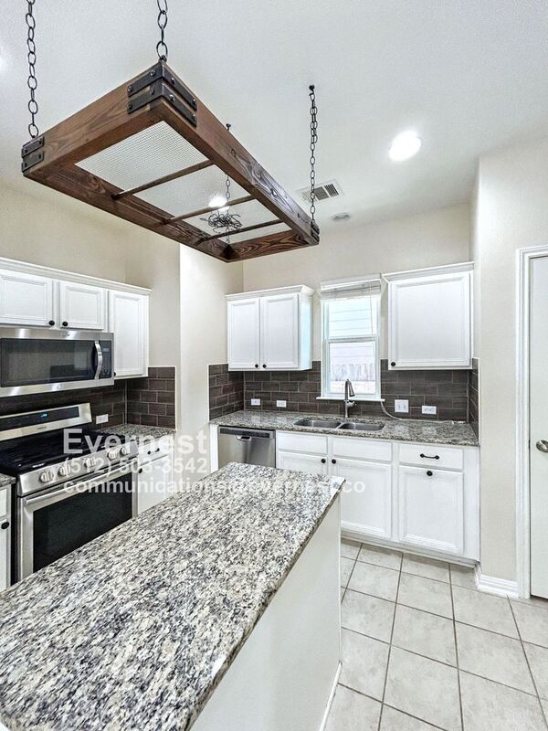 Foto del edificio - 139 Wainscot Oak Wy