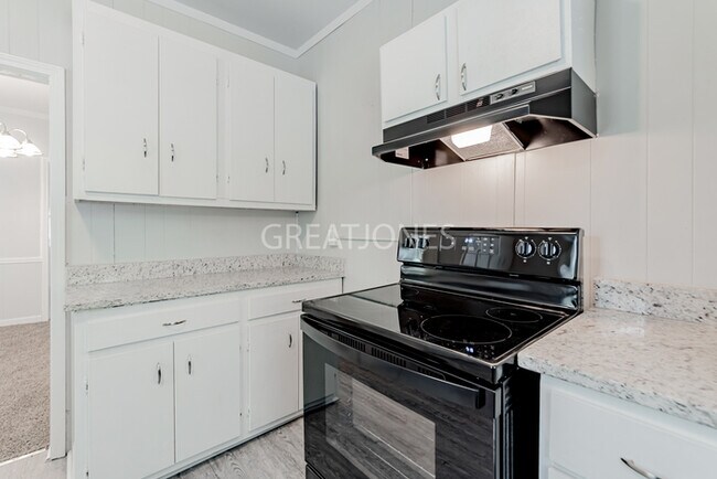 Building Photo - REDUCED! - Move In on or Before August 31s...