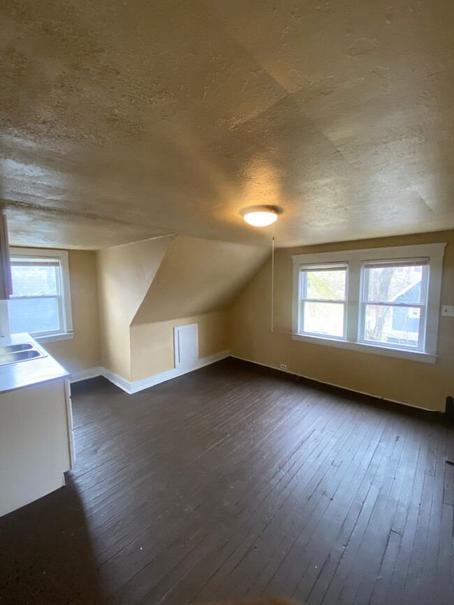 Building Photo - 9118 Yale Ave