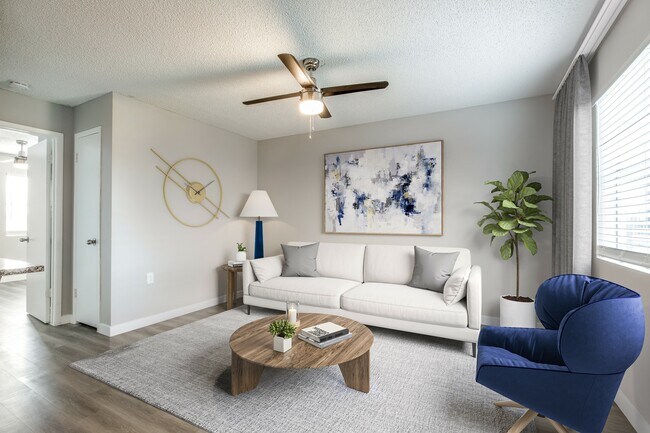 Relájese en este espacio habitable bellamente diseñado, con acabados modernos, luz natural y un ambiente acogedor. - Villa De Oro