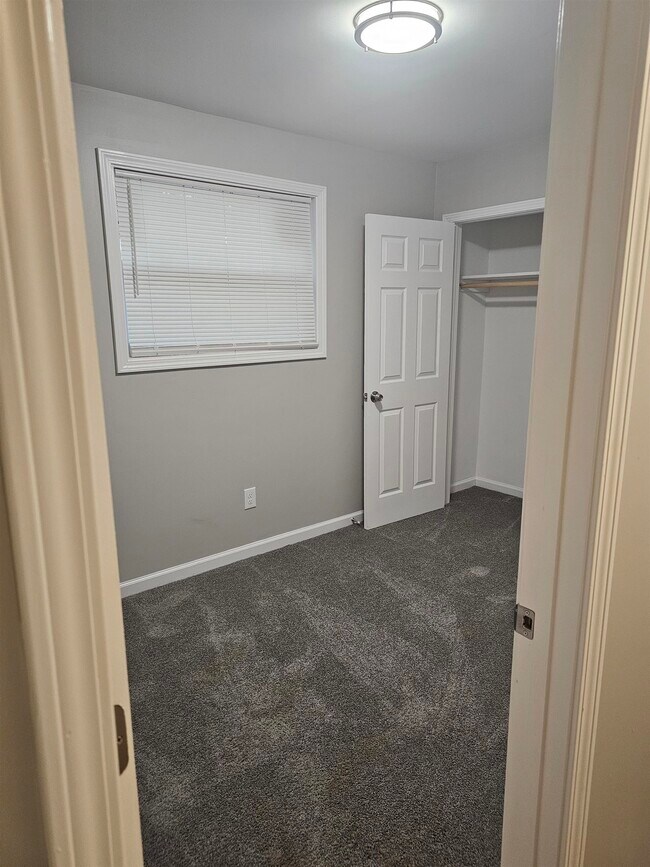 Foto del edificio - 30 E McKellar Ave