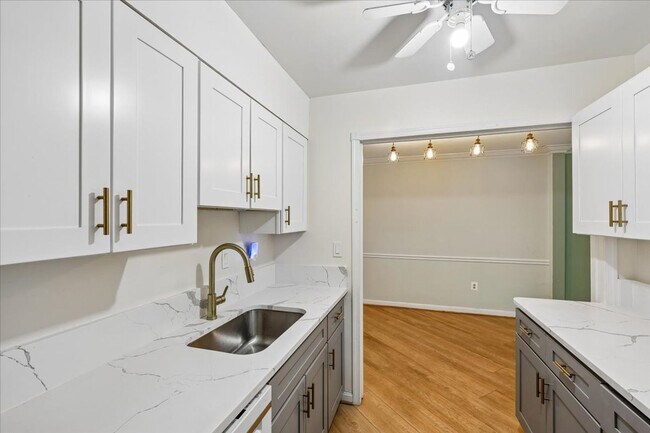 Foto del edificio - Bright & Stylish 2BR/1BA Condo in Sought-After Sumner Court in Bethesda