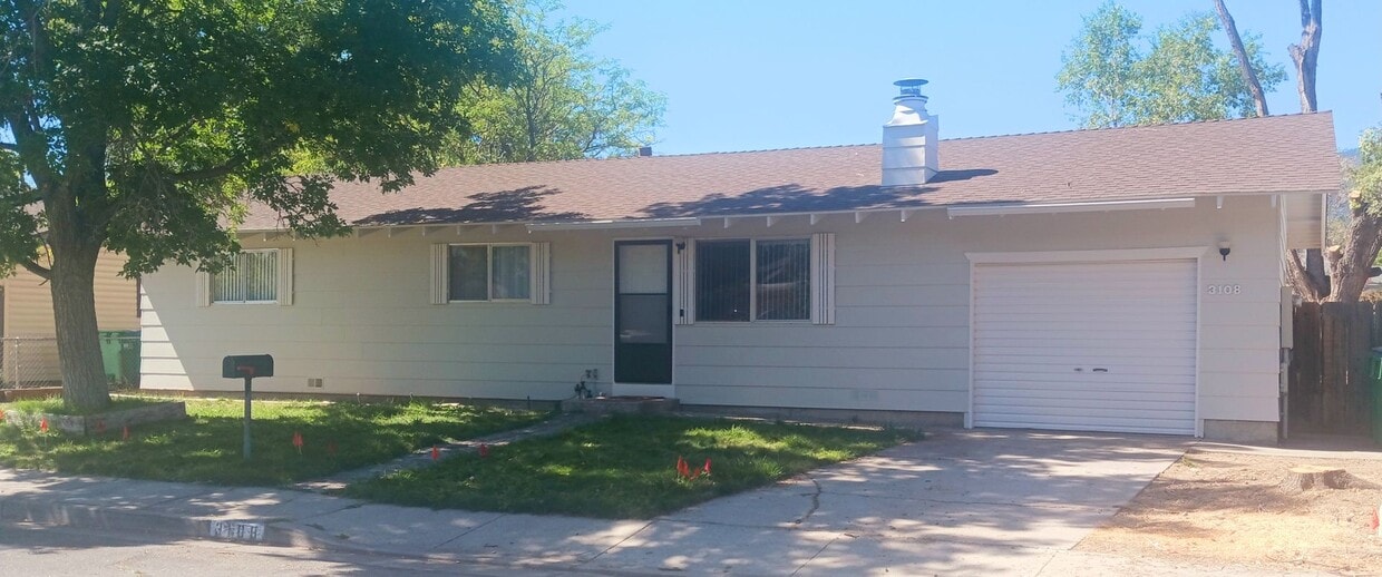 Primary Photo - Three Bedroom w/ Fireplace and large back ...