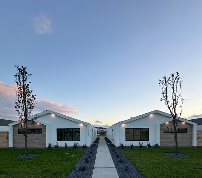 Building Photo - 1408 E Iris Ave