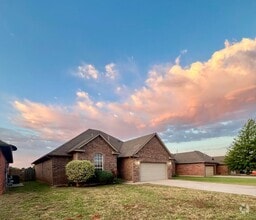 Building Photo - 612 E Linden Ln