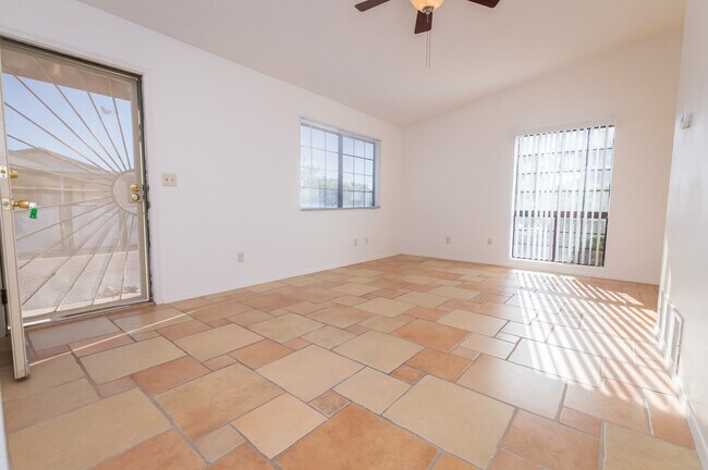 Foto del edificio - Charming Patio Home on Corner Lot! 2 Bedro...
