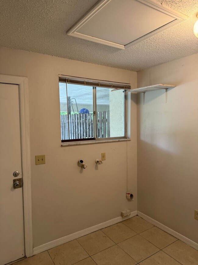 Building Photo - Longwood 2 Bedroom with Carport