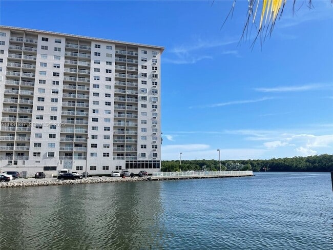 Foto del edificio - 400 Kings Point Dr