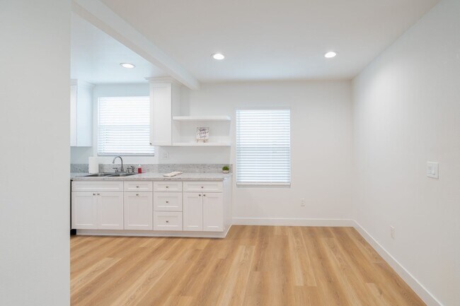 Building Photo - Charming 3 Bedrooms 2 Bathrooms Home $4,00...