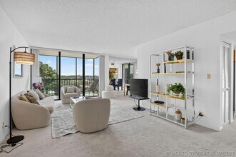 Building Photo - 6895 Willow Wood Dr
