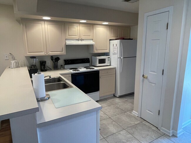 Foto del edificio - Four-month rental - Furnished Two Bedroom Condo at Eastport on Waterway!