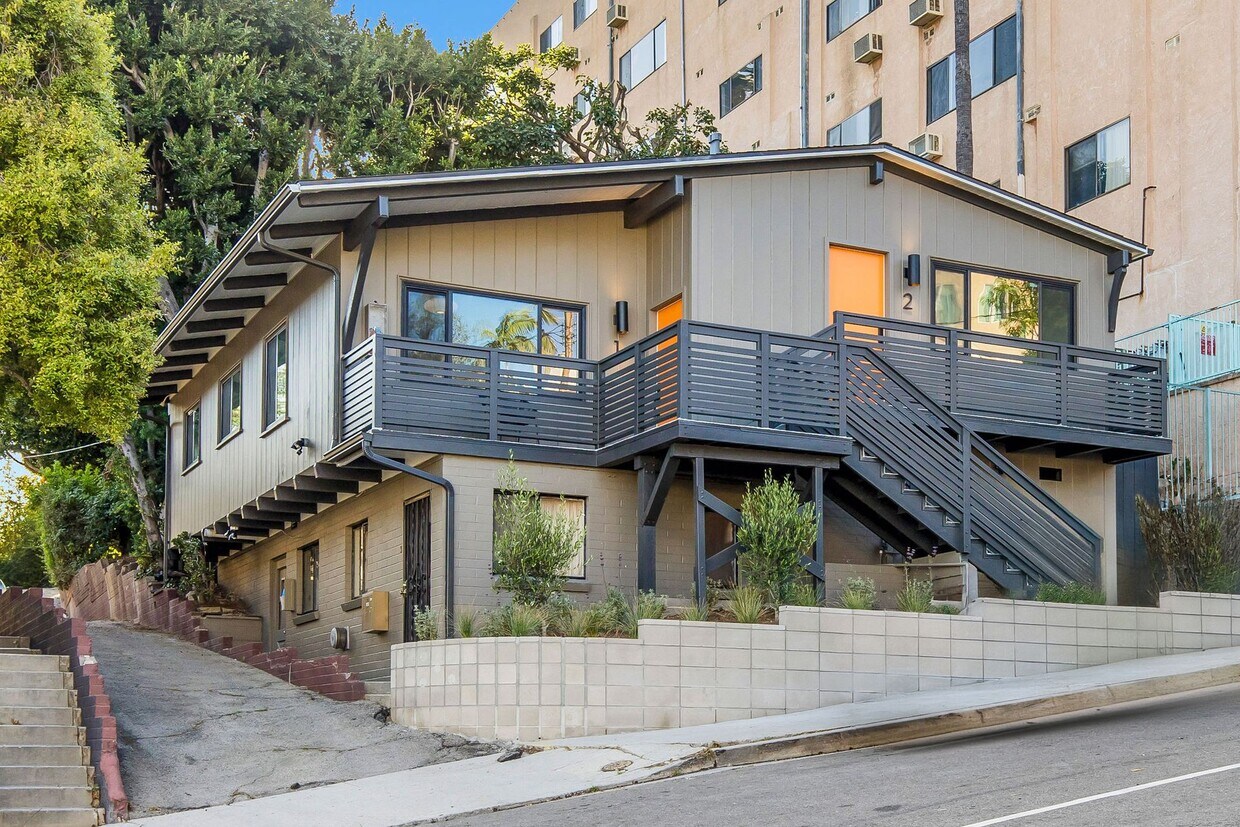 Foto principal - 2053-2067 N. Argyle Ave