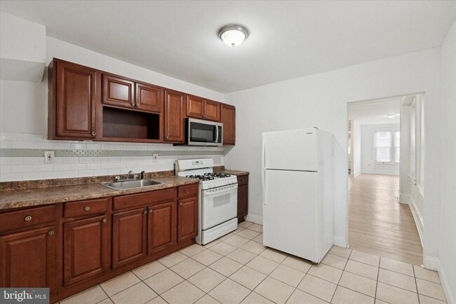 Building Photo - 2054 W Glenwood Ave