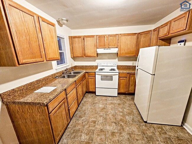 Building Photo - 702 Couch St