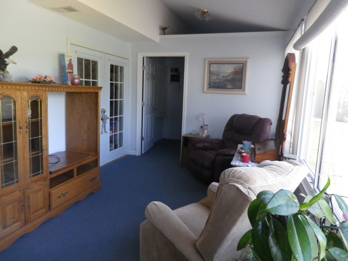 Living Room - 725 Jenkins Valley Rd