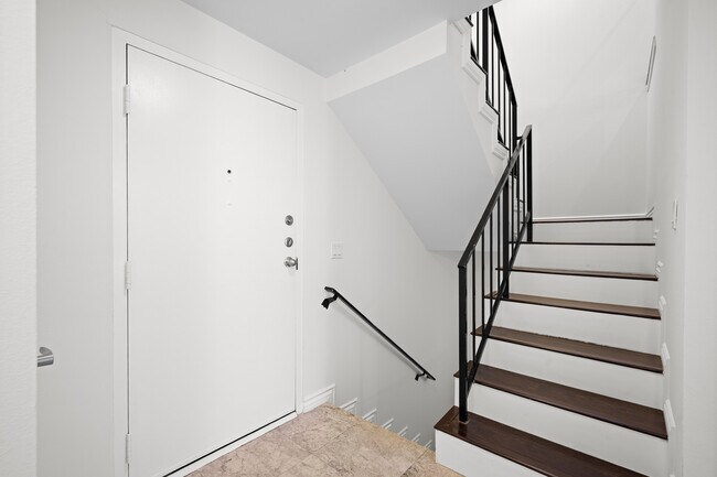 Building Photo - 323 N Jackson St