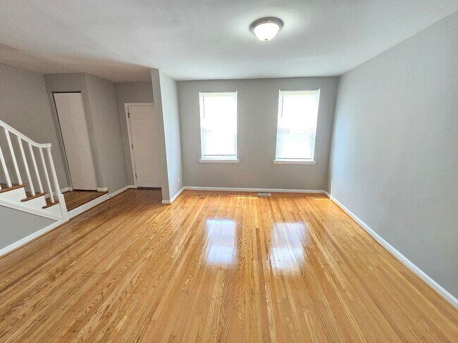 Building Photo - Beautiful 3 Bedroom 2 Bathroom East Baltim...