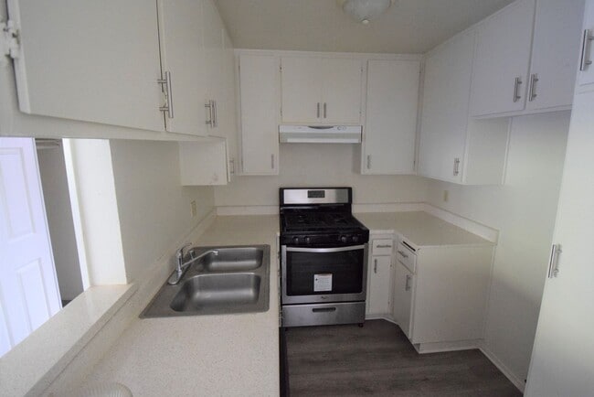 Building Photo - Remmet Avenue Apartments